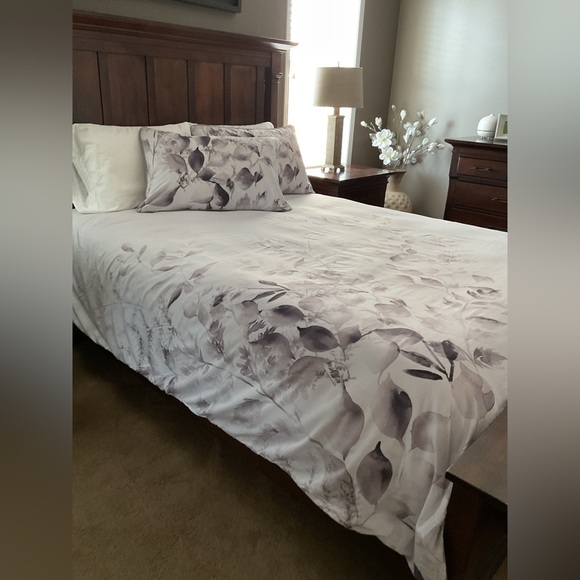 QE Home Carlington Queen Duvet Cover and Shams - Picture 4 of 5